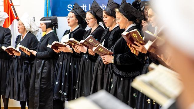 Tradition zum Anziehen: «Tracht des Jahres» für die Ostersängerinnen in der Lausitz