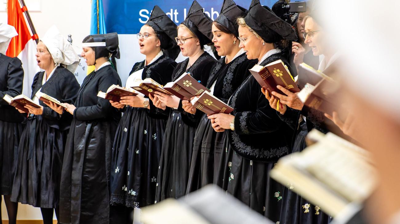 Tradition zum Anziehen: «Tracht des Jahres» für die Ostersängerinnen in der Lausitz