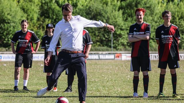 Fußball: Wüst reist nicht zur WM - glaubt aber an den Sieg