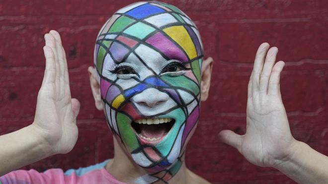 Fotografie: Ein Teilnehmer nimmt an der jährlichen Pride-Parade zur Feier des Pride-Monats der LGBTQ+-Gemeinschaft in Bangkok teil.