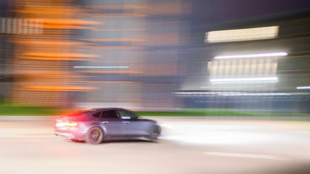 Polizei sucht Zeugen: Mann rast durch Fußgängerzone – Menschen springen zur Seite