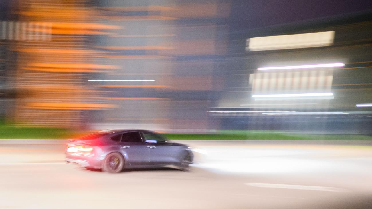 Polizei sucht Zeugen: Mann rast durch Fußgängerzone – Menschen springen zur Seite