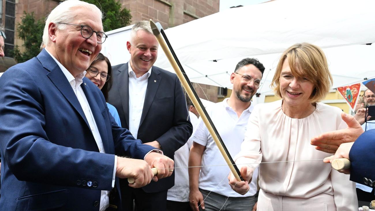 Feier und Preisverleihung: Steinmeier bei Demokratiefest: «Müssen hellwach sein»