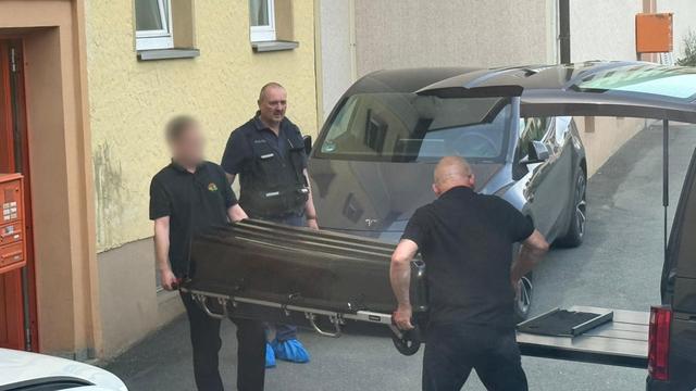 Bild: Gewalttat: Toter in Wohnung entdeckt – Polizei nimmt 25-Jährige fest