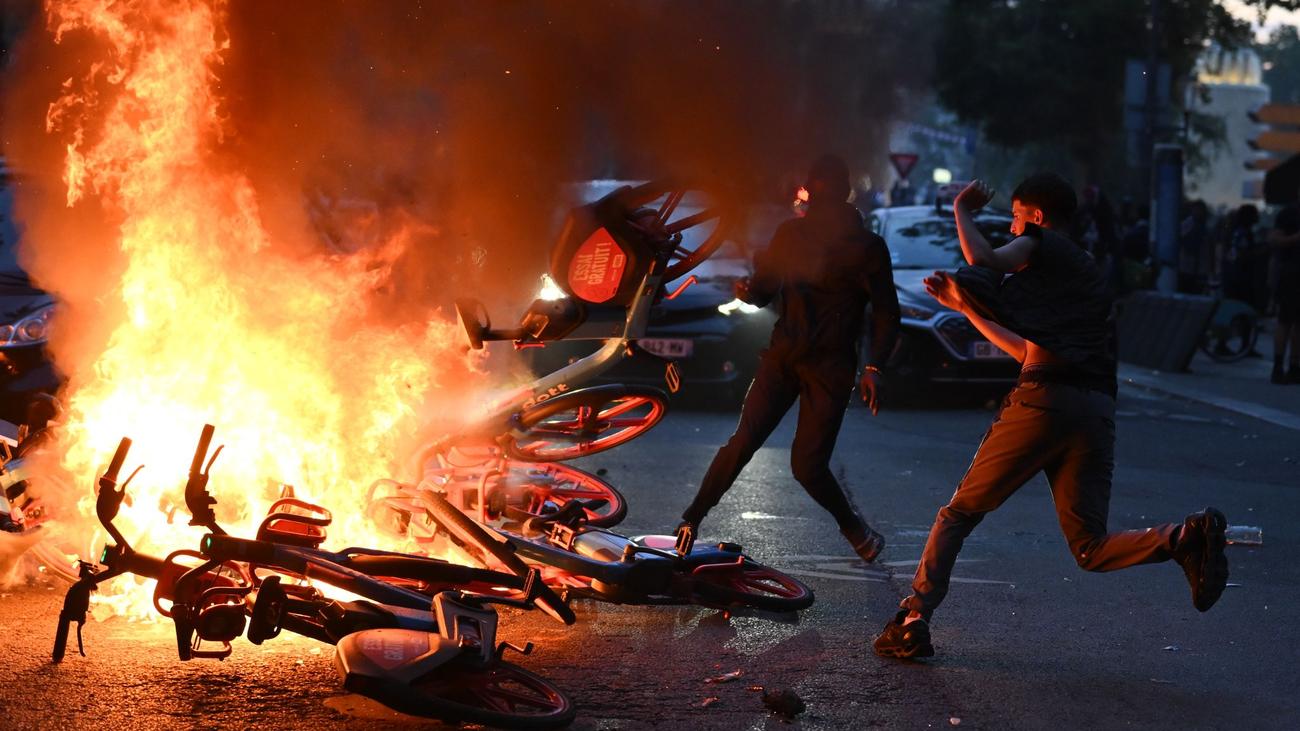 Nach Champions-League-Finale: Über 400 Festnahmen in Frankreich: Krawalle nach PSG-Triumph