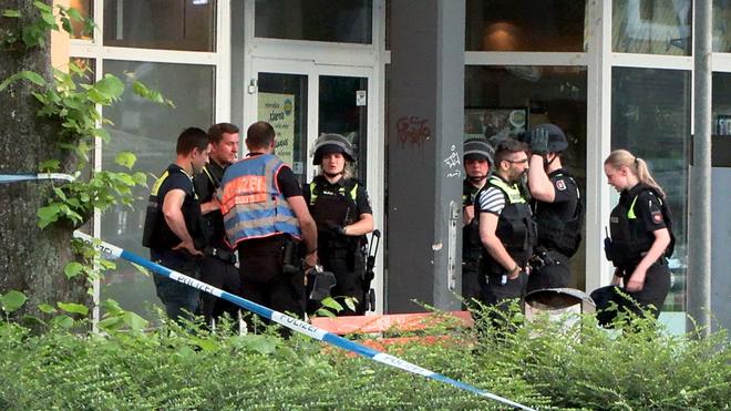Großeinsatz: Die Polizei rückte mit einem Großaufgebot in die Innenstadt aus und sperrte den Bereich um den Tatort weiträumig ab.