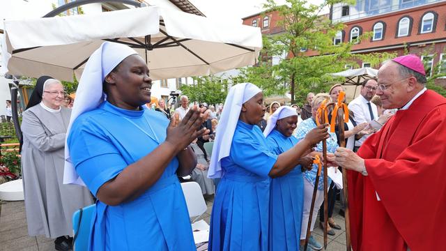 Bild: Religion und Pflege: Ordensschwestern aus Tansania pflegen Senioren in Thüringen