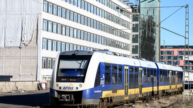 Schienenverkehr: Eine Bahn des Eisenbahnverkehrsunternehmens Erixx steht im Braunschweiger Hauptbahnhof. (Symbolbild)
