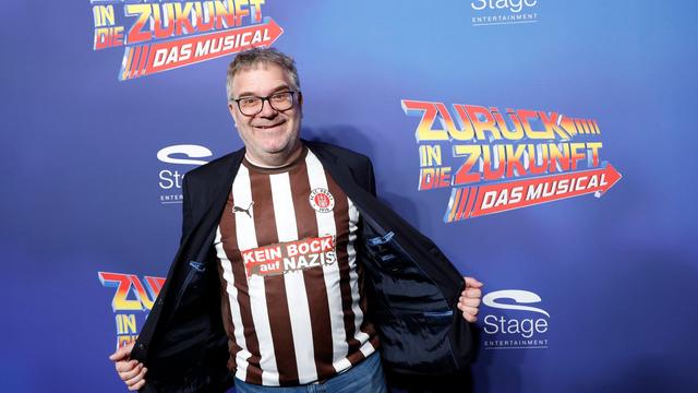 Moderator auf der Bühne: Elton spielt Schulleiter in Musical «Zurück in die Zukunft»