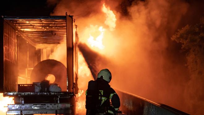 Bergungsarbeiten laufen: Die Feuerwehr konnte den Brand am Montagabend schnell löschen.