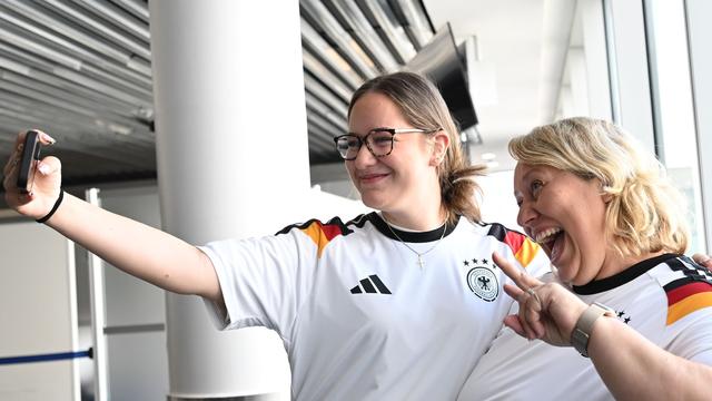 Fußball-Nationalmannschaft: Normale Passagiere im DFB-Flieger mit Trikots beschenkt