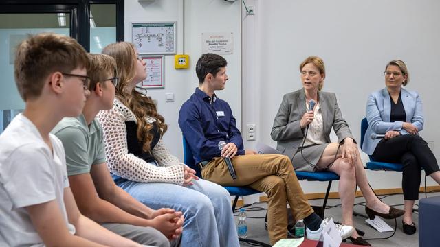 German ministers discuss social media ban for minors with students