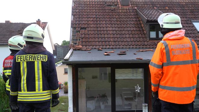 Dächer abgedeckt: Zehn Häuser sollen von dem Unwetter betroffen sein.