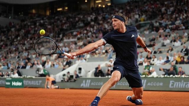Zverev shows title form, reaches French Open semifinals