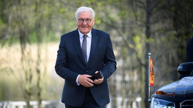President shows diplomats the Saarland
