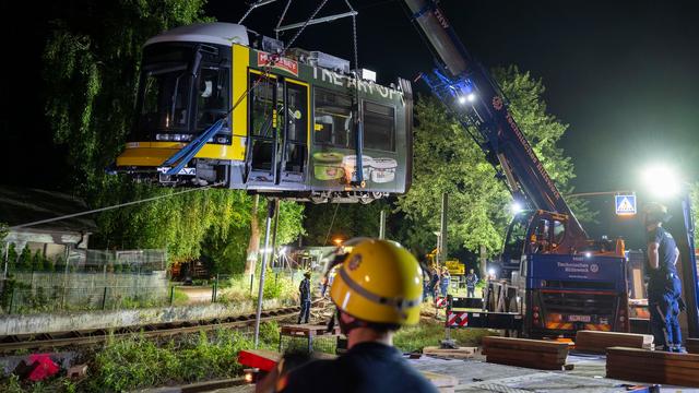 Rettungseinsatz: Entgleiste Straßenbahn abtransportiert – Reparatur läuft