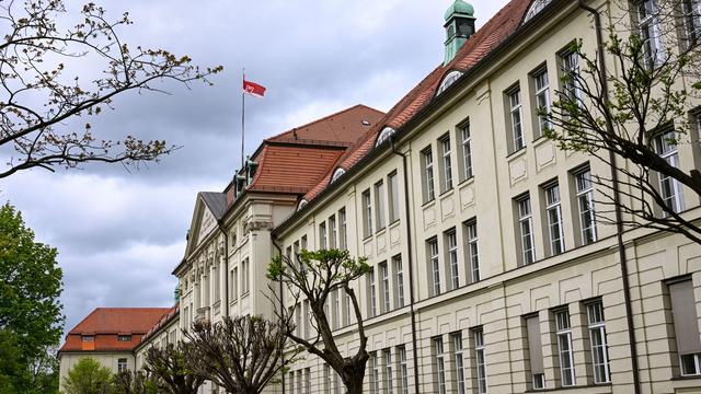 Verdacht der Körperverletzung: Justiz ermittelt gegen Staatskanzlei-Mitarbeiterin