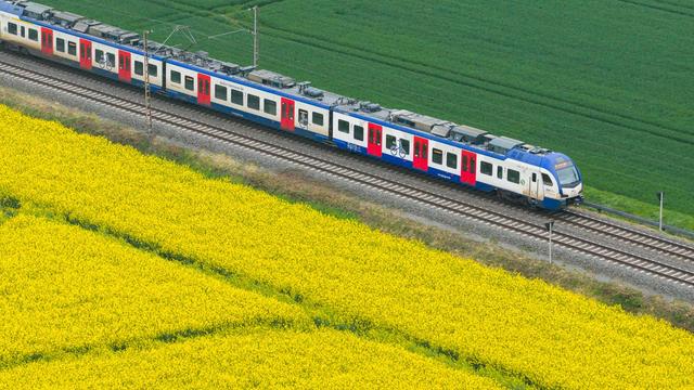 Stalled Train Disrupts Rail Services South of Hannover, Affecting Trade Fair Attendees