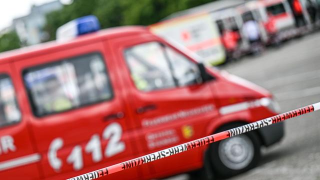 Feuerwehr sperrt Straßen: Mann beschädigt Gasleitung beim Bohren – Bewohner evakuiert