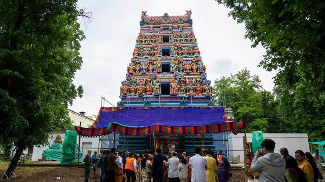 Neues Gotteshaus in Berlin: Mit Kokosnuss und Blumen - Hindu-Tempel öffnet