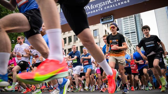 Tens of Thousands Run in Frankfurt's 'Mainhattan' Corporate Challenge