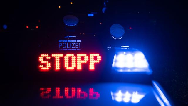 Ohne Führerschein unterwegs: Teenager flüchtet vor Polizei und kracht in Streifenwagen