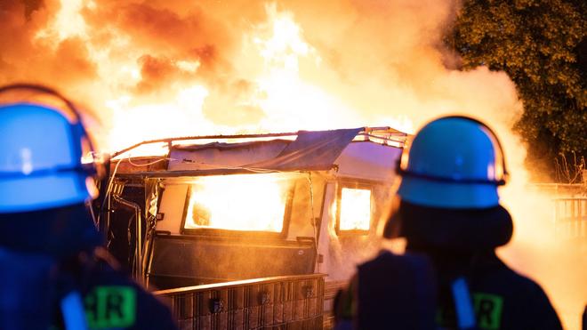 Wohnwagen zerstört: Die Feuerwehr hat den Brand auf einem Campingplatz mit einem Großaufgebot an Einsatzkräften gelöscht. (Symbolbild)