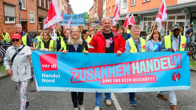 Tarifverhandlungen: Beschäftigte im Handel demonstrieren in Kiel