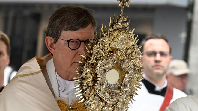 Fotografie: Woelki trägt Monstranz bei verkürzter Fronleichnamsprozession wegen Wetters am Kölner Dom