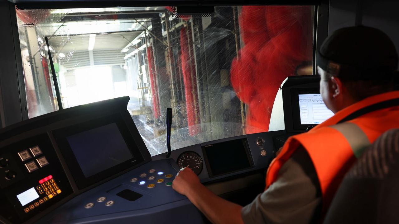 Hochbahn: Glanz statt Schmutz - Riesige Waschanlage für U-Bahnen