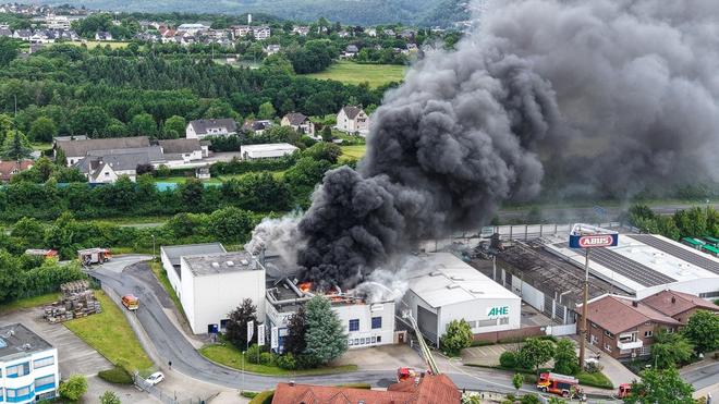 Großbrand Industriegebiet: Anwohner wurden wegen des starken Rauchs gebeten, Fenster und Türen geschlossen zu halten.