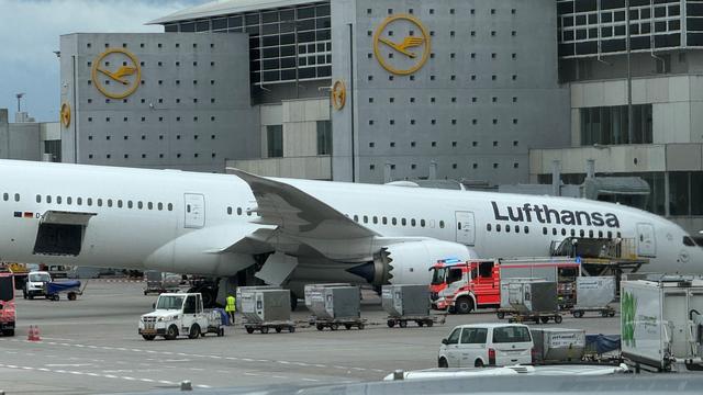 Flughafen: Lufthansa-Maschine knickt am Frankfurter Flughafen ein