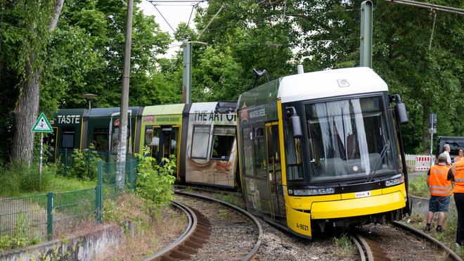 Rettungseinsatz: Die Tram entgleiste. (Archivbild)