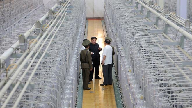 Aufrüstungsprogramm: Nordkoreas Machthaber Kim lässt sich gern vor eindrucksvollen Kulissen fotografieren. (Archivfoto)