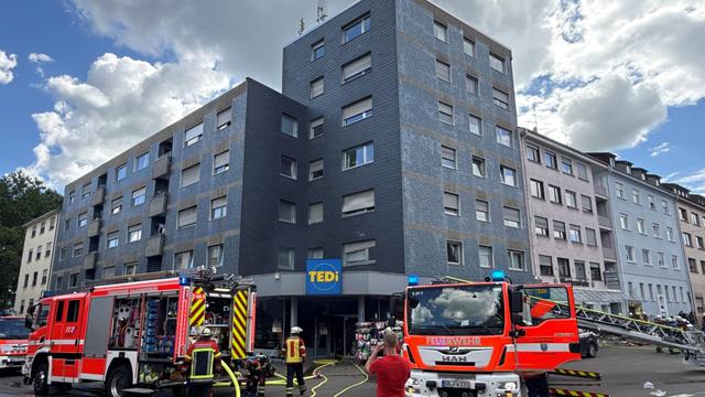 Feuer: Brand in Geschäft – mindestens zehn Menschen leicht verletzt