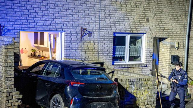Zu schnell unterwegs: Mit Tempo durch eine Hauswand: Auto landet in Küche