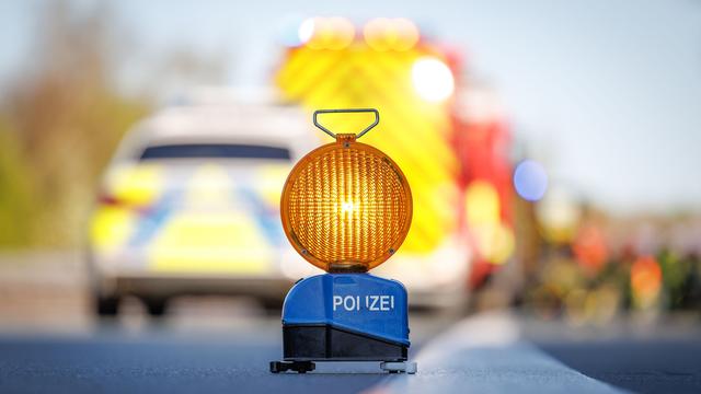 Unfälle: Vollsperrung auf der A13: Mann von Lkw erfasst