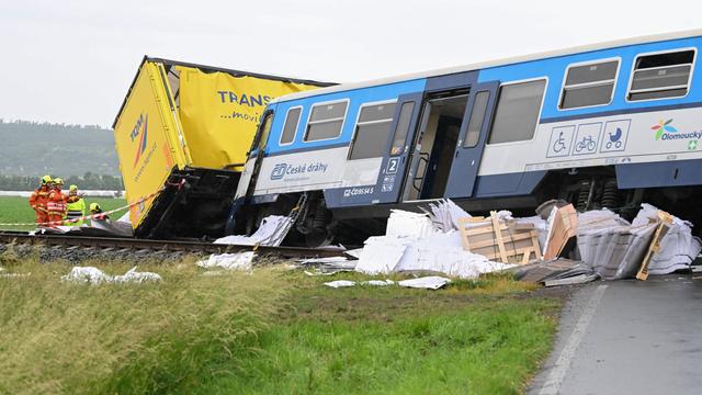Notfall im Bahnverkehr: Zug kollidiert in Tschechien mit Lastwagen