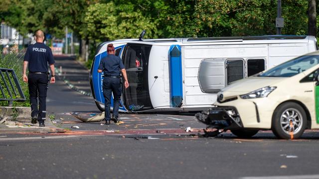 Unfälle: Acht Verletzte nach Unfall mit Taxi und Polizeiauto
