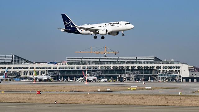Bild: Flug nach Venedig: Medizinischer Notfall: Lufthansa-Flieger muss zwischenlanden