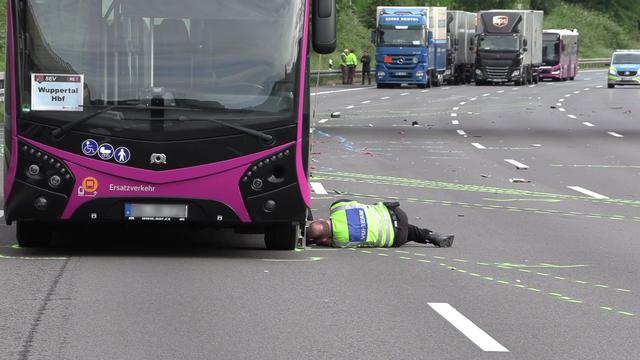 Tödlicher Unfall: Motorradfahrer stürzt auf A3 und wird von Bus überrollt