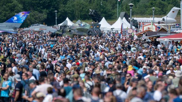 Merz in MV: Truppenbesuch: Kanzler beim Tag der Bundeswehr in Laage
