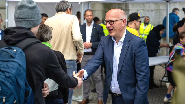 Thousands Visit Berlin's Red City Hall for Open House Event