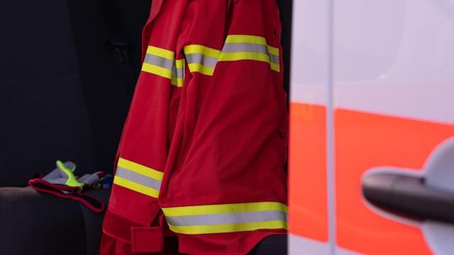 Tödlicher Unfall: Auto prallt gegen Baum – Fahrer stirbt
