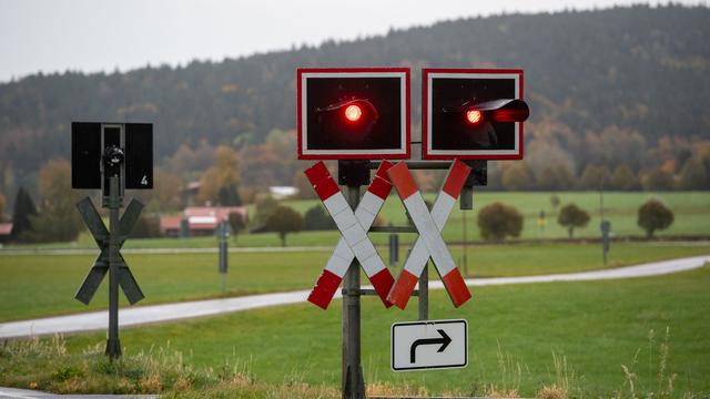 Zusammenprall mit Lok: Autofahrer stirbt bei Unfall an unbes