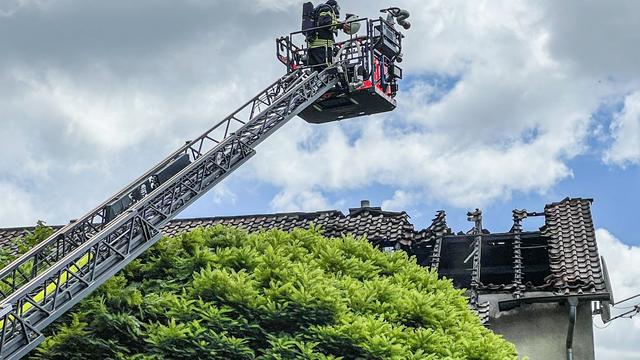 Feuer in Mehrfamilienhaus: Dachstuhl brennt – Feuerwehr kämp