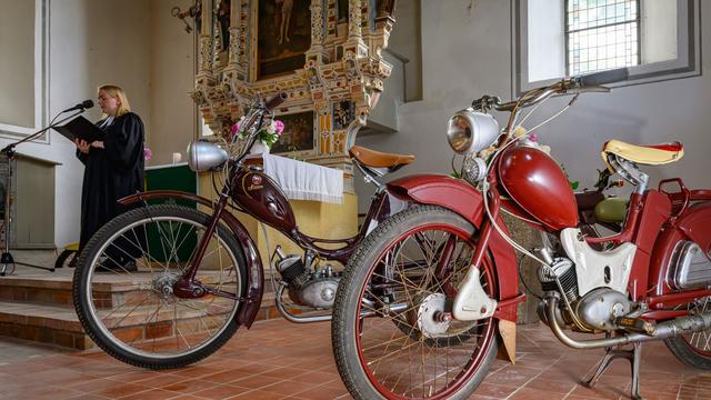 Gottesdienst rund um Kultmarke: DDR-Mopeds in Kirche: Simson