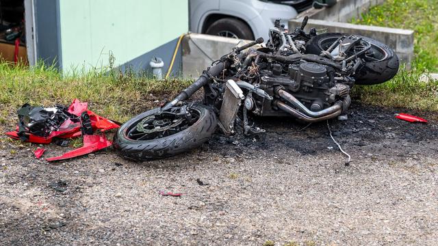 Schwerer Unfall: Motorradfahrer prallt gegen Pkw und Wand - 