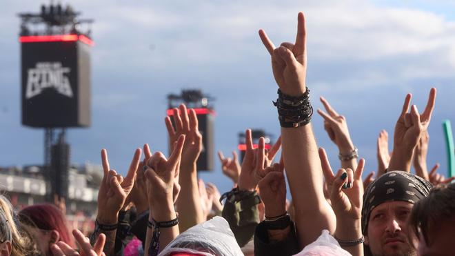 Musikfestival: Zeigt die Hörner, fordern viele Bands ihre Fans im Publikum auf.