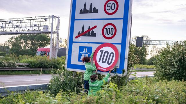 Klimaschutz-Aktion: Greenpeace bringt Tempo-100-Schilder an 